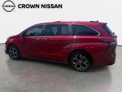Used 2025 Toyota Sienna Platinum AWD/4WD image 5