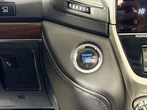 Used 2017 Toyota Land Cruiser image 18