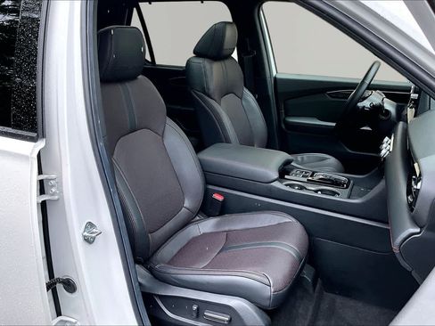 Used 2025 Honda Pilot Black Edition image 9
