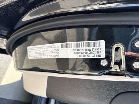 Used 2023 Chrysler Pacifica Limited FWD image 36