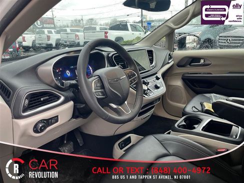 Used 2024 Chrysler Pacifica Limited FWD image 15