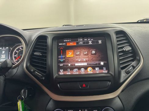 Used 2015 Jeep Cherokee Latitude w/ Cold Weather Group AWD/4WD image 42