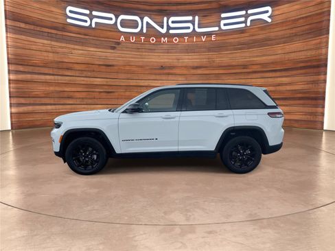 Used 2025 Jeep Grand Cherokee Altitude AWD/4WD image 2