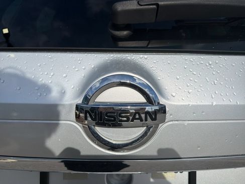 Used 2018 Nissan Rogue SV w/ Premium Package FWD image 10
