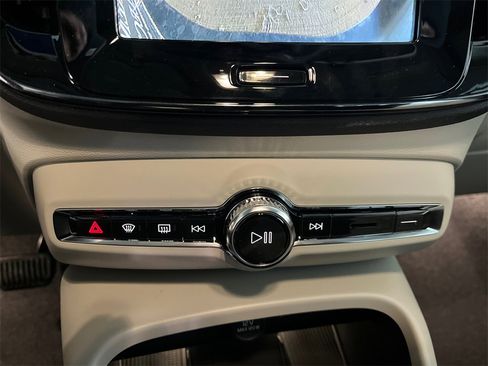 New 2026 Volvo XC40 B5 Ultra w/ Protection Package Premier image 17