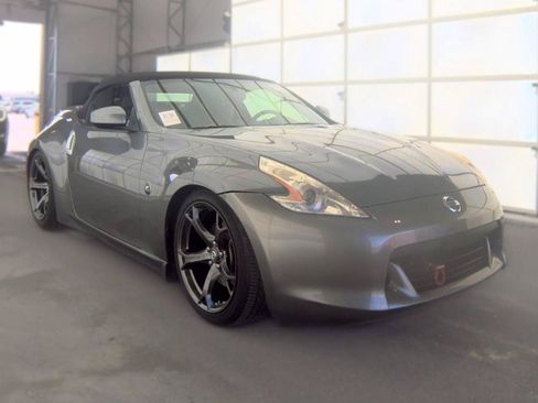 Used 2012 Nissan 370Z Touring RWD image 3