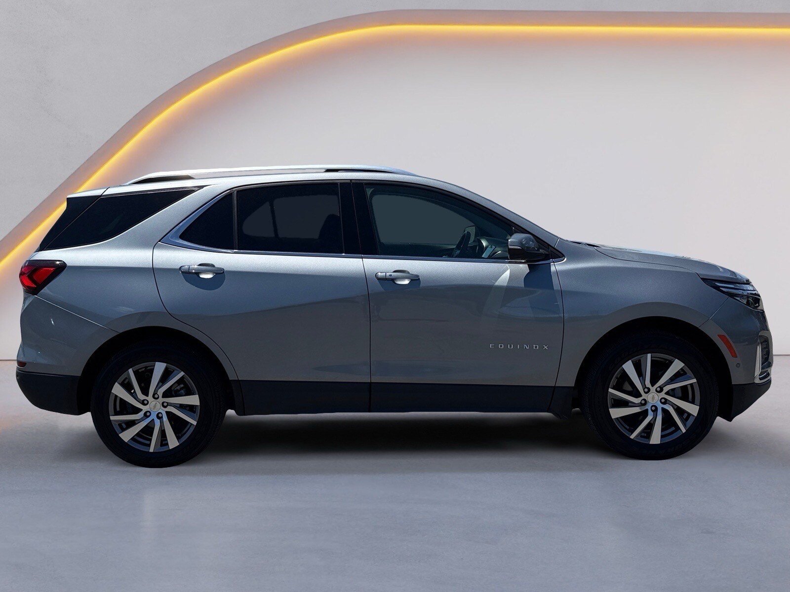 Used 2023 Chevrolet Equinox Premier AWD/4WD image 2