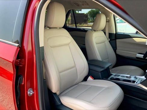 Used 2021 Ford Explorer XLT w/ Equipment Group 202A image 8