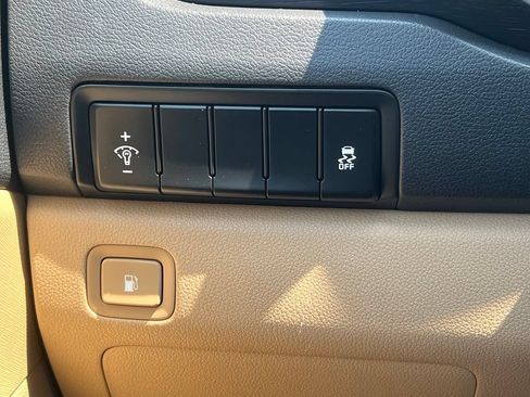 Used 2015 Kia Sedona LX w/ LX Convenience Package FWD image 29