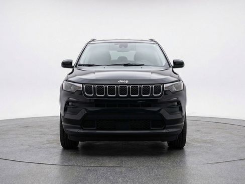 Used 2025 Jeep Compass Latitude AWD/4WD image 2