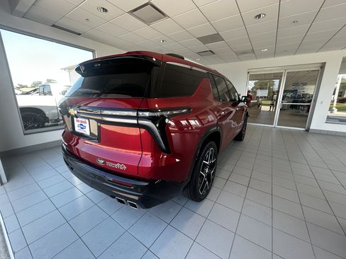 Used 2025 Chevrolet Traverse High Country w/ LPO, Floor Liner Package AWD/4WD image 7