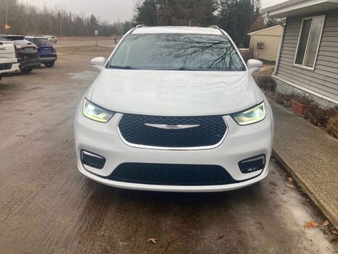 Used 2021 Chrysler Pacifica Touring-L image 3