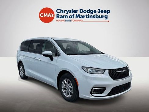 Used 2023 Chrysler Pacifica Touring-L image 1