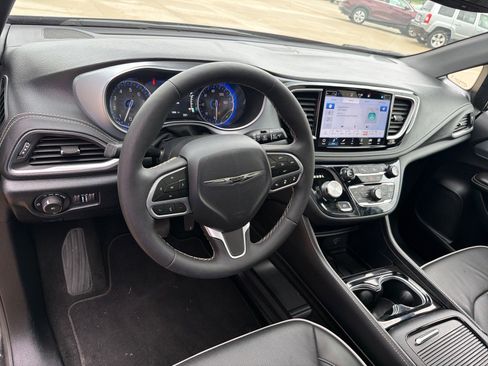 Used 2026 Chrysler Pacifica Limited FWD image 15