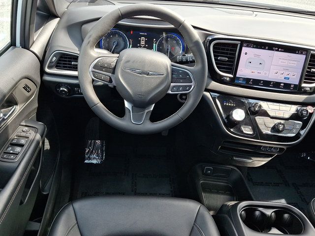 Used 2025 Chrysler Pacifica Select FWD image 12