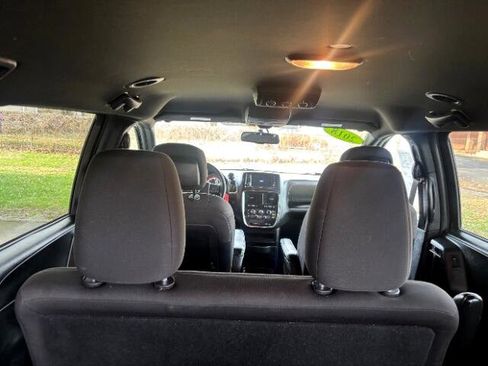 Used 2018 Dodge Grand Caravan SE image 6