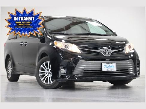 Used 2020 Toyota Sienna XLE w/ XLE Navigation Package FWD image 1