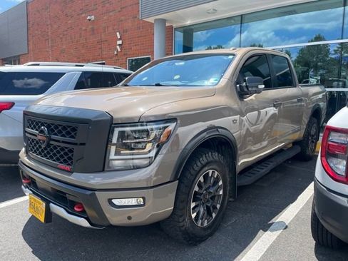 Used 2021 Nissan Titan PRO-4X w/ Pro-4x Convenience Package AWD/4WD image 9
