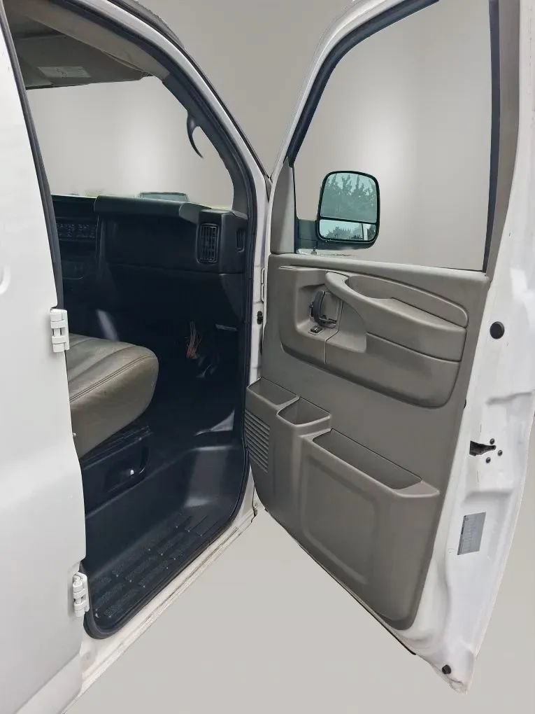 Used 2015 Chevrolet Express 2500 RWD image 27