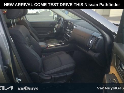 Used 2025 Nissan Pathfinder SV image 4
