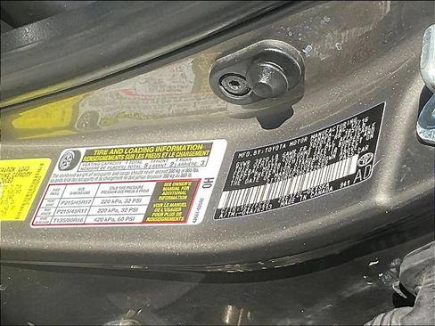 Used 2017 Toyota Corolla SE w/ Carpet Mat Package (TMS) FWD image 17