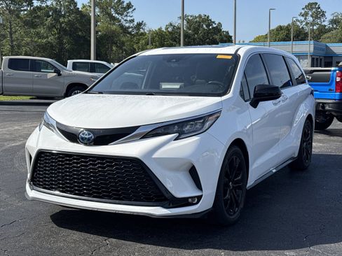 Used 2024 Toyota Sienna XSE FWD image 3