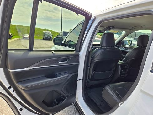 Used 2023 Jeep Grand Cherokee Limited w/ Luxury Tech Group II RWD image 28