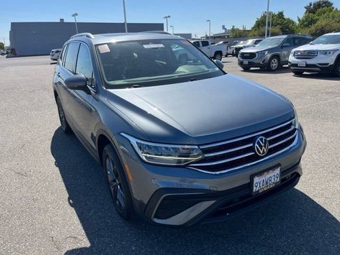 Used 2023 Volkswagen Tiguan SE w/ Panoramic Sunroof Package AWD/4WD image 2