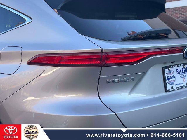 Used 2024 Toyota Venza LE AWD/4WD image 12