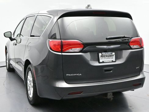 Used 2017 Chrysler Pacifica Touring FWD image 6