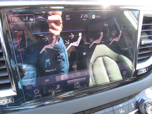 Used 2024 Chrysler Pacifica Touring-L image 14