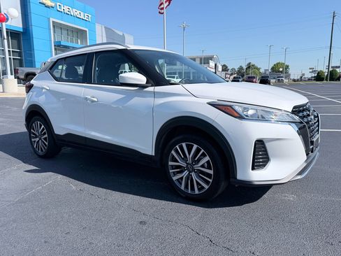 Used 2024 Nissan Kicks SV FWD image 2