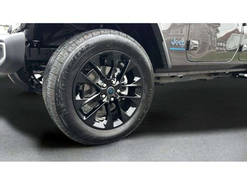 Used 2025 Jeep Wrangler Sahara w/ Safety Group image 26