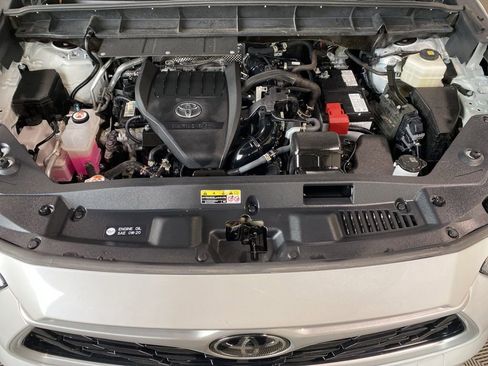 Used 2023 Toyota Highlander XLE AWD/4WD image 10