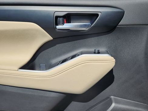 Certified 2025 Toyota Highlander XLE image 16