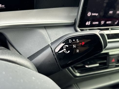 Used 2025 Volkswagen Tiguan SE FWD image 39