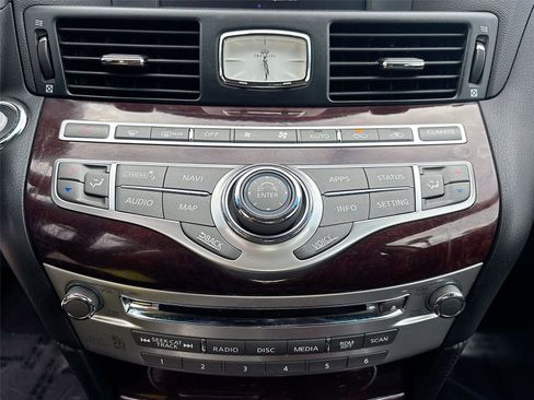 Used 2018 INFINITI Q70 Luxe image 16