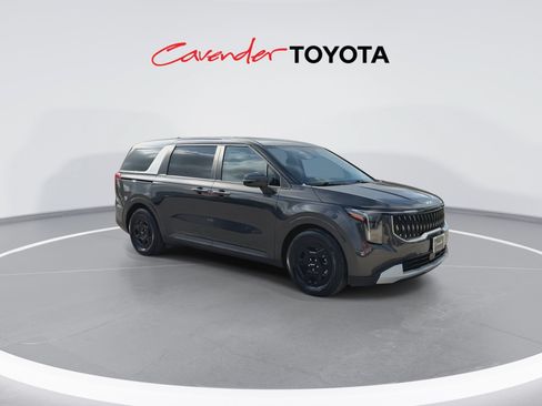 Used 2026 Kia Carnival FWD image 2