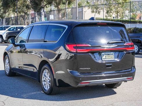 Used 2025 Chrysler Pacifica Select image 8