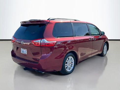 Used 2015 Toyota Sienna XLE w/ XLE Navigation Package FWD image 5