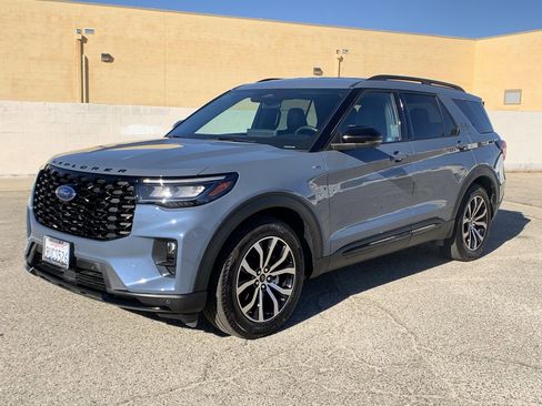 Used 2025 Ford Explorer ST-Line w/ Premium Package image 4