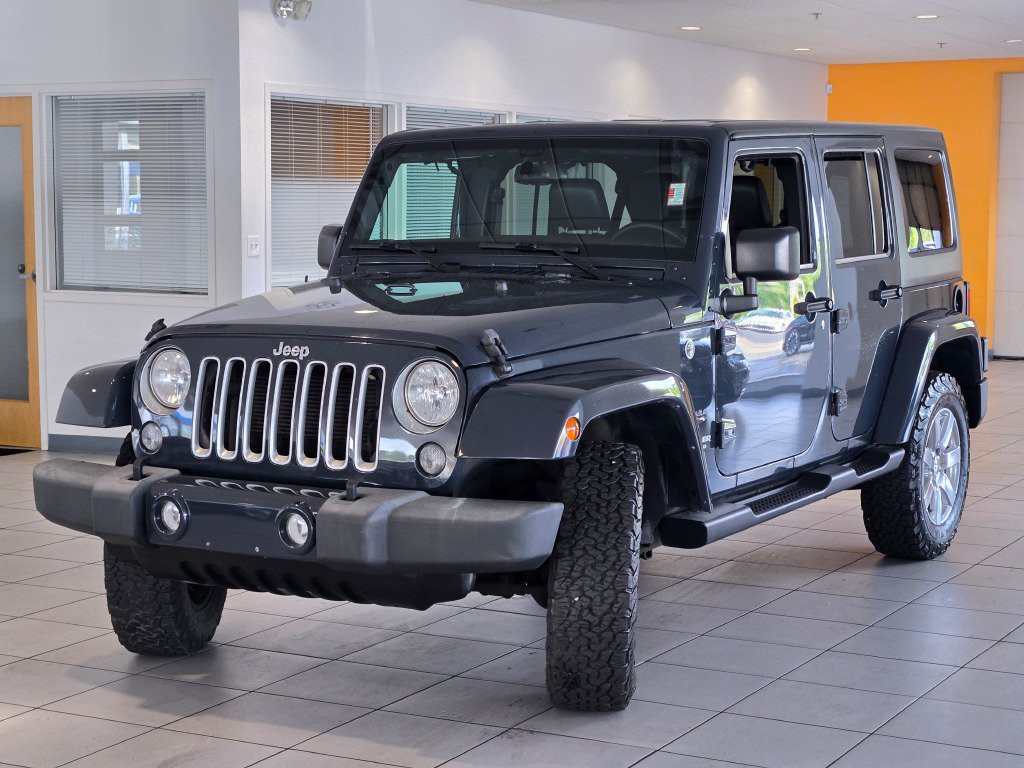 Used 2017 Jeep Wrangler Unlimited Sahara w/ Connectivity Group AWD/4WD image 3