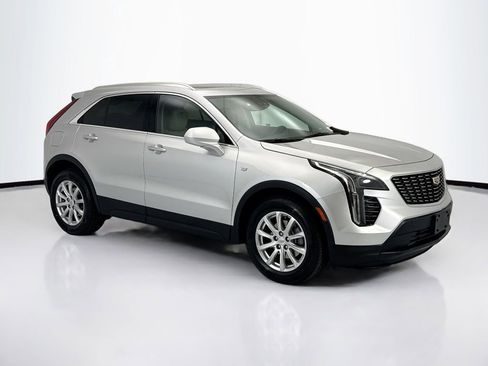 Used 2022 Cadillac XT4 Luxury w/ Driver Awareness Package image 3