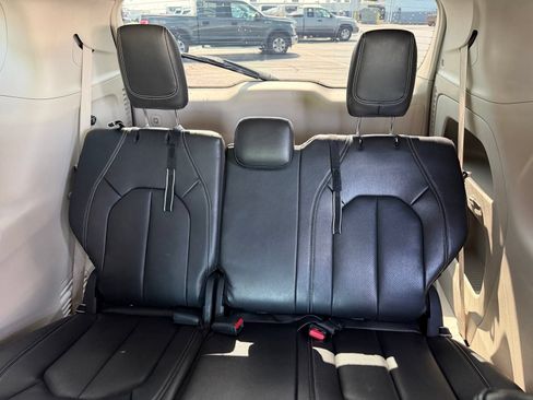 Used 2022 Chrysler Pacifica Touring-L FWD image 15