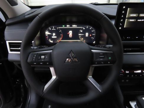 New 2025 Mitsubishi Outlander SE image 14