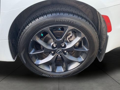 Used 2025 Chrysler Pacifica Limited AWD/4WD image 27