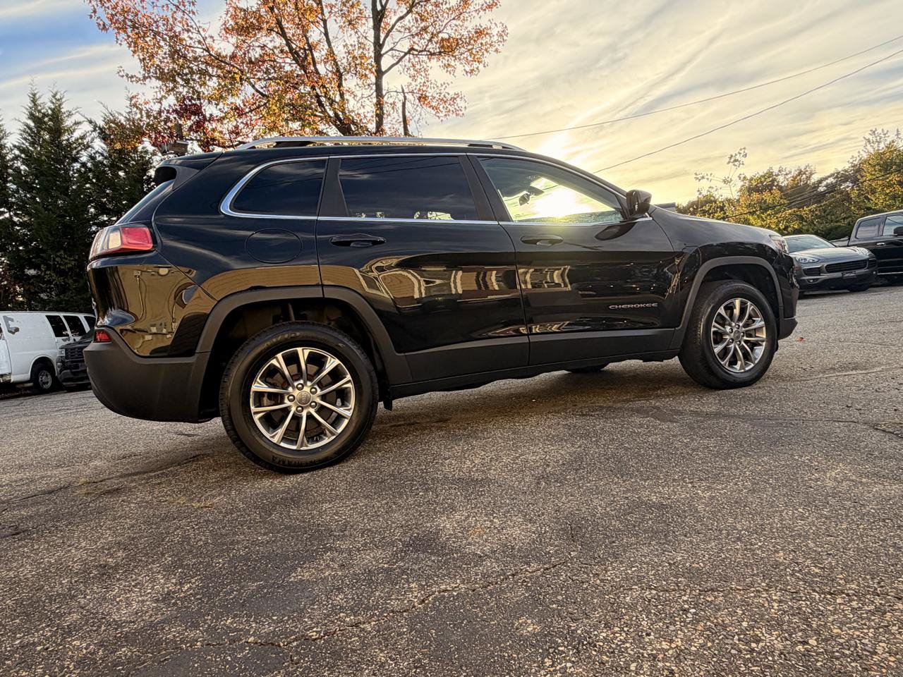 Used 2019 Jeep Cherokee Latitude Plus AWD/4WD image 8