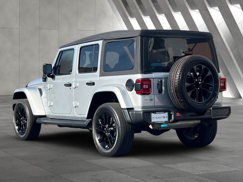 Used 2023 Jeep Wrangler Unlimited Sahara AWD/4WD image 6