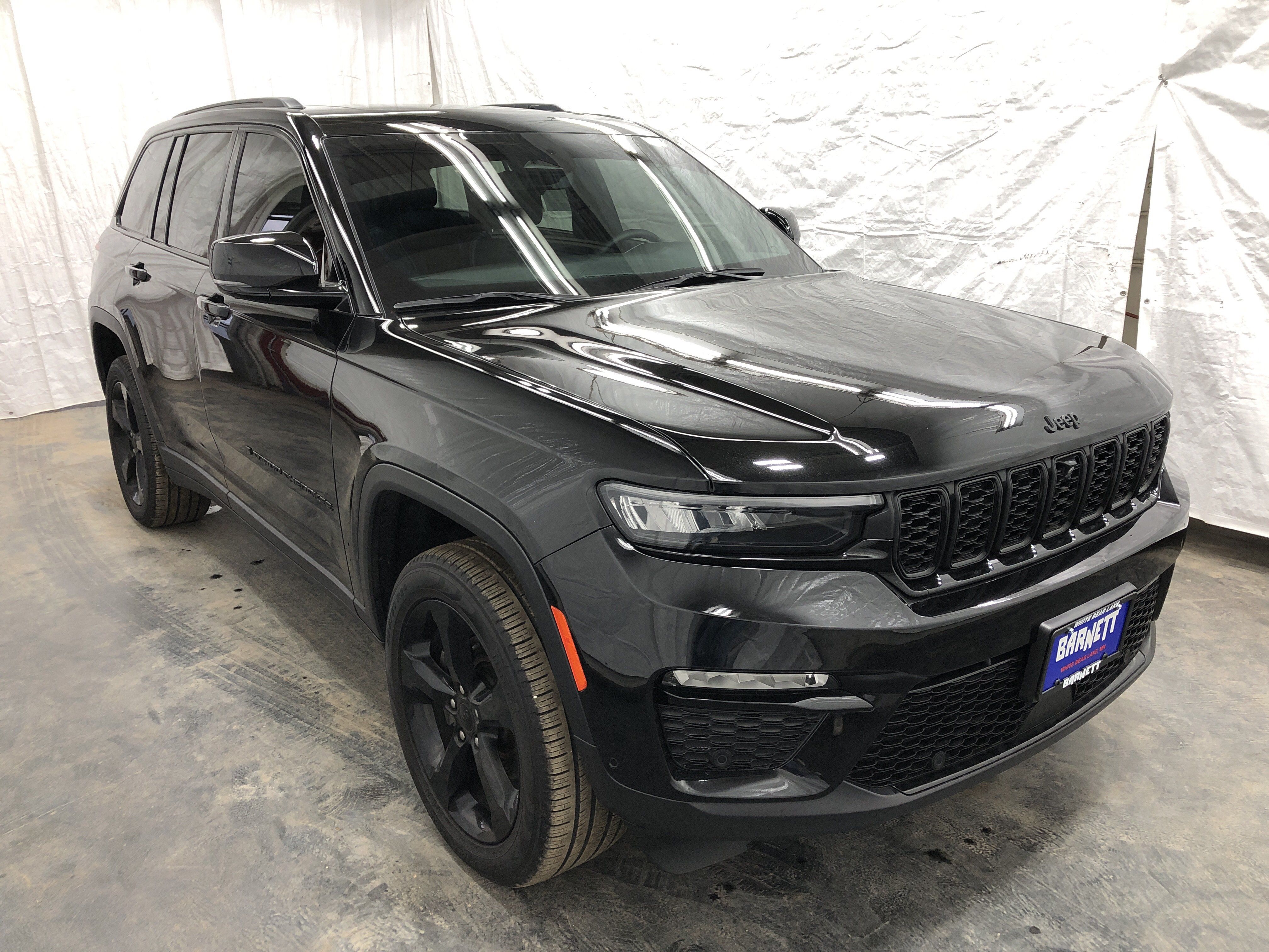 Certified 2024 Jeep Grand Cherokee Limited w/ Luxury Tech Group II AWD/4WD image 4