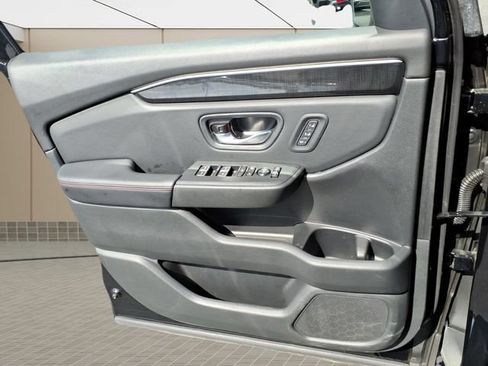 Used 2025 Honda Pilot Black Edition image 32